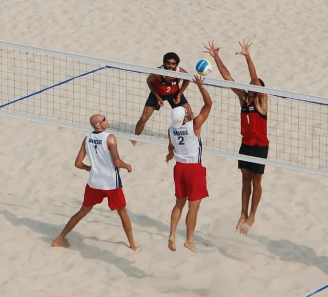 Czy w siatkówce plażowej można odbijać palcami? Zasady i błędy Czy w siatkówce plażowej można odbijać palcami? Zasady i błędy